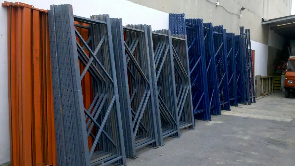 Marcos metálicos de rack almacenados en posición vertical