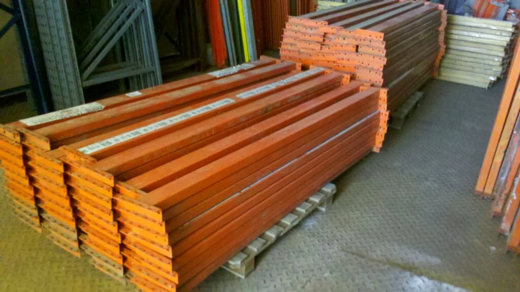 Lote de vigas naranjas usadas para racks industriales